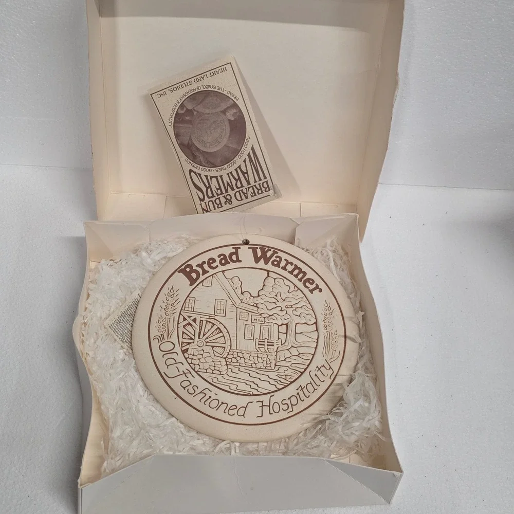 Heart Land Studios Bread Warmer Stone Old Fashioned Hospitality Lyn Ulick 1993